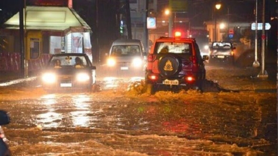 Χάος στη Θεσσαλονίκη: Ποτάμια οι δρόμοι από την ισχυρή βροχόπτωση